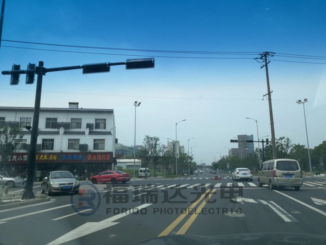 蘇州高新區(qū)滸關鎮36個路口交通信號燈和電子警察安裝現場